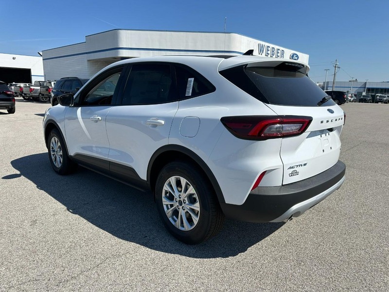 Ford Escape Vehicle Full-screen Gallery Image 3