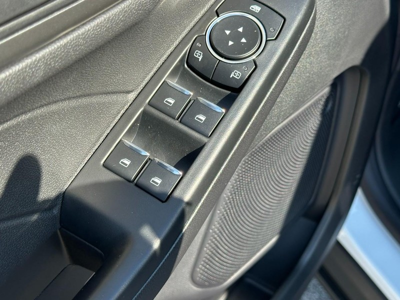 Ford Escape Vehicle Full-screen Gallery Image 9