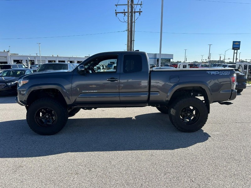 Toyota Tacoma 4WD Vehicle Full-screen Gallery Image 2