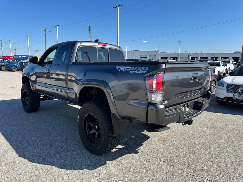 Toyota Tacoma 4WD Vehicle Full-screen Gallery Image 3