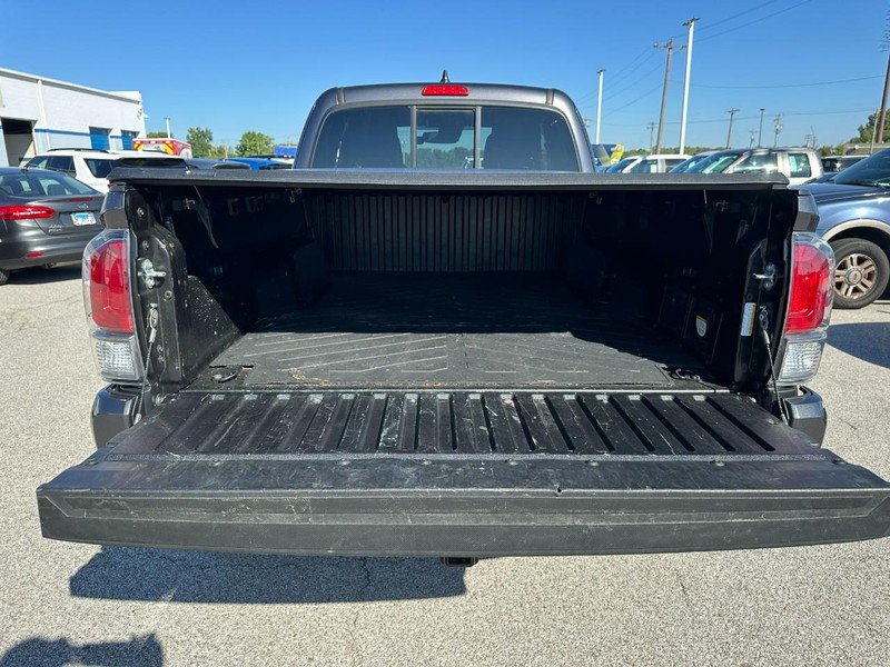 Toyota Tacoma 4WD Vehicle Full-screen Gallery Image 5