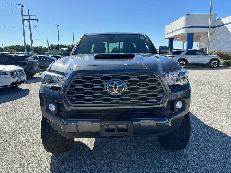 Toyota Tacoma 4WD Vehicle Full-screen Gallery Image 9
