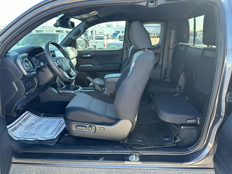 Toyota Tacoma 4WD Vehicle Full-screen Gallery Image 10