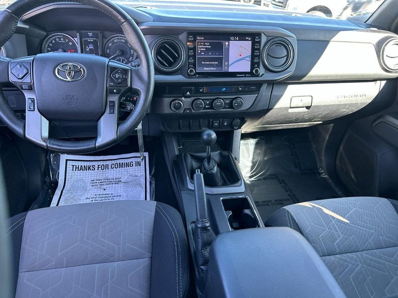 Toyota Tacoma 4WD Vehicle Full-screen Gallery Image 11