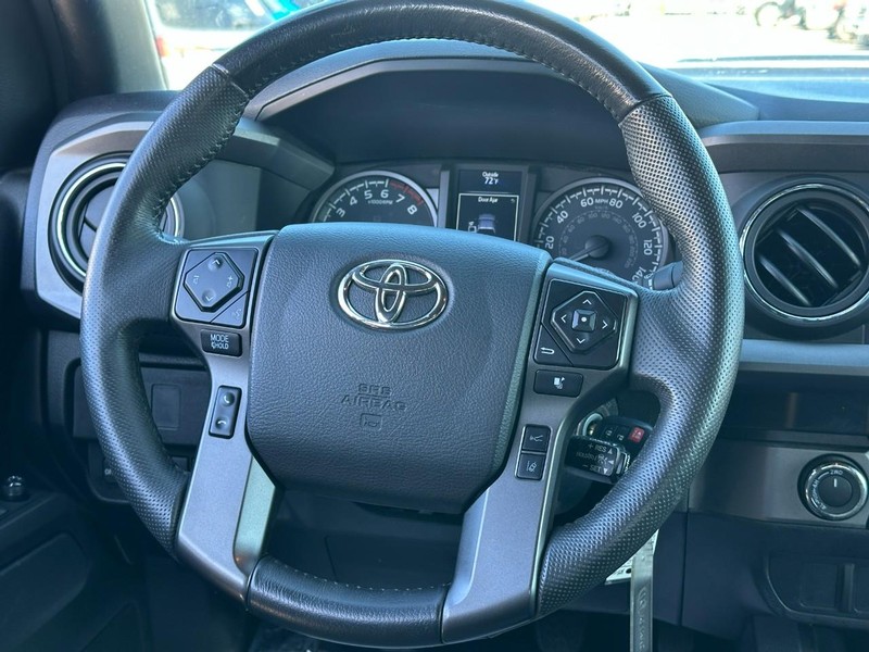 Toyota Tacoma 4WD Vehicle Full-screen Gallery Image 12