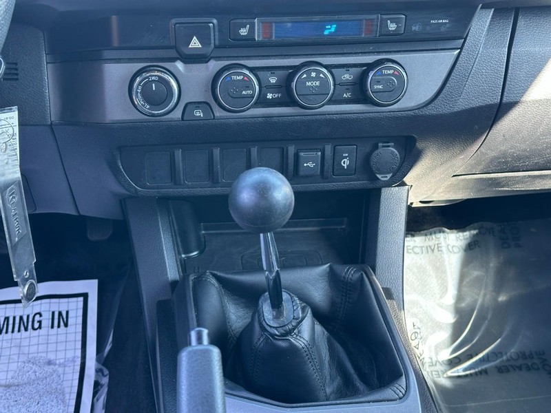 Toyota Tacoma 4WD Vehicle Full-screen Gallery Image 14