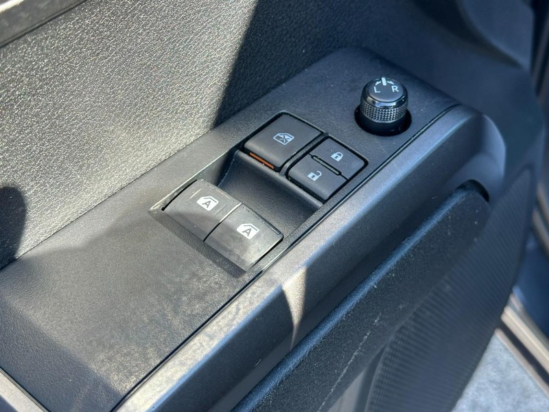 Toyota Tacoma 4WD Vehicle Full-screen Gallery Image 15