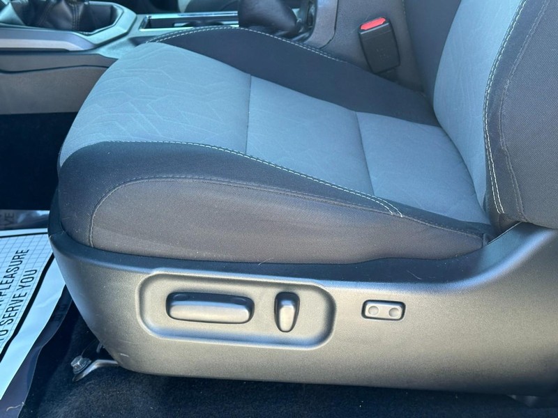 Toyota Tacoma 4WD Vehicle Full-screen Gallery Image 16