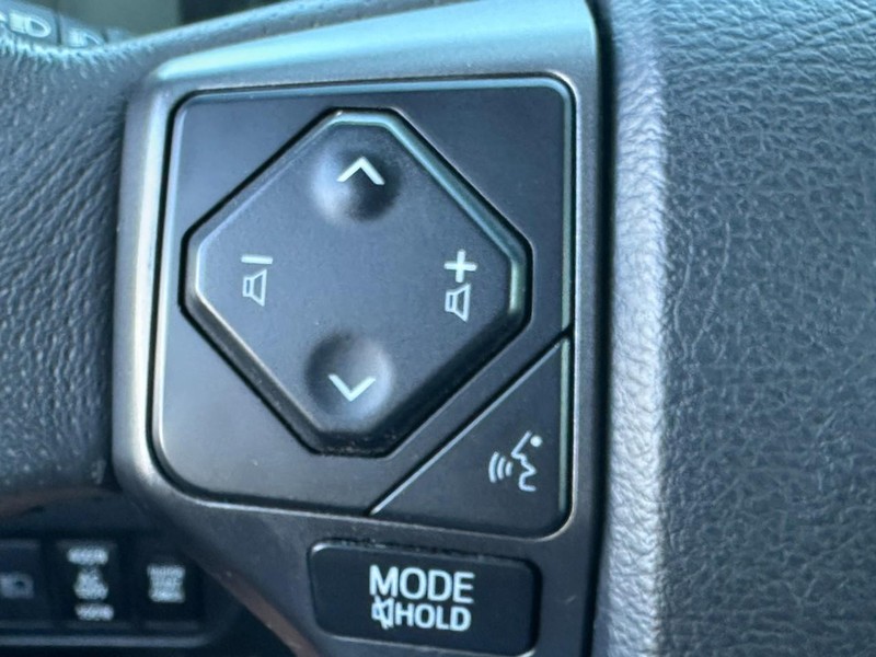 Toyota Tacoma 4WD Vehicle Full-screen Gallery Image 17