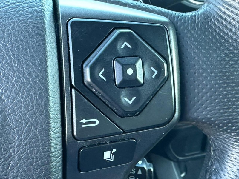 Toyota Tacoma 4WD Vehicle Full-screen Gallery Image 18