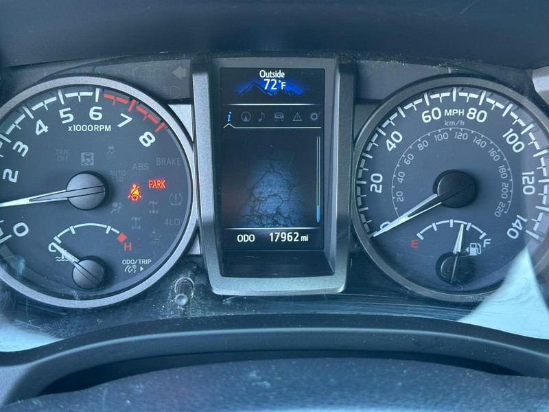 Toyota Tacoma 4WD Vehicle Full-screen Gallery Image 19