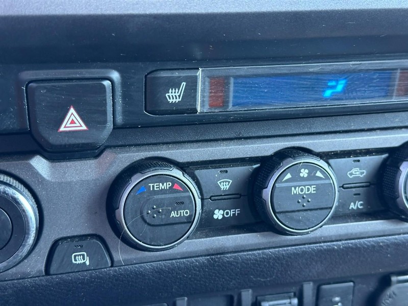 Toyota Tacoma 4WD Vehicle Full-screen Gallery Image 21