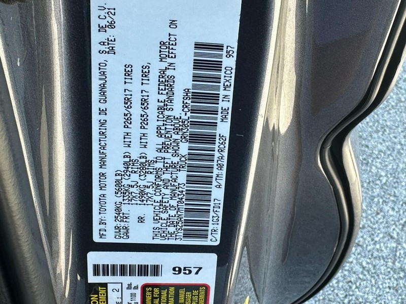 Toyota Tacoma 4WD Vehicle Full-screen Gallery Image 23