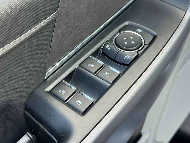 Ford F-150 Vehicle Full-screen Gallery Image 9