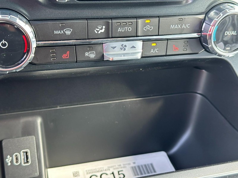 Ford F-150 Vehicle Full-screen Gallery Image 13