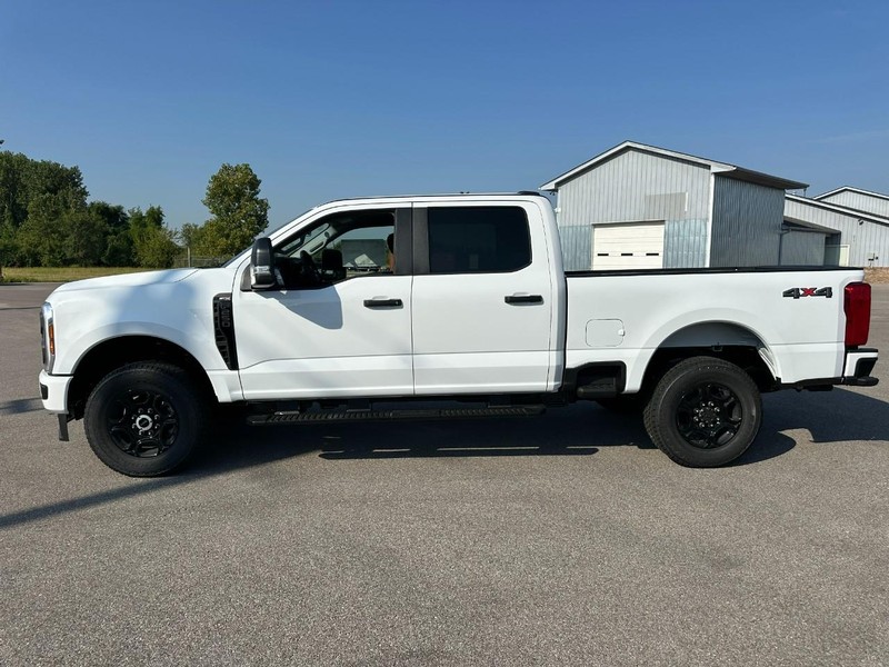 Ford Super Duty F-250 SRW Vehicle Full-screen Gallery Image 2