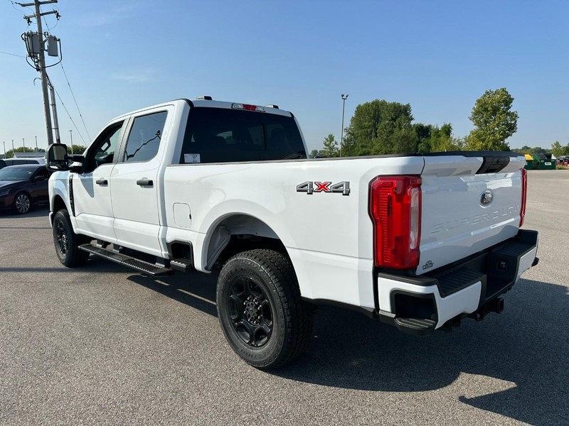 Ford Super Duty F-250 SRW Vehicle Full-screen Gallery Image 3