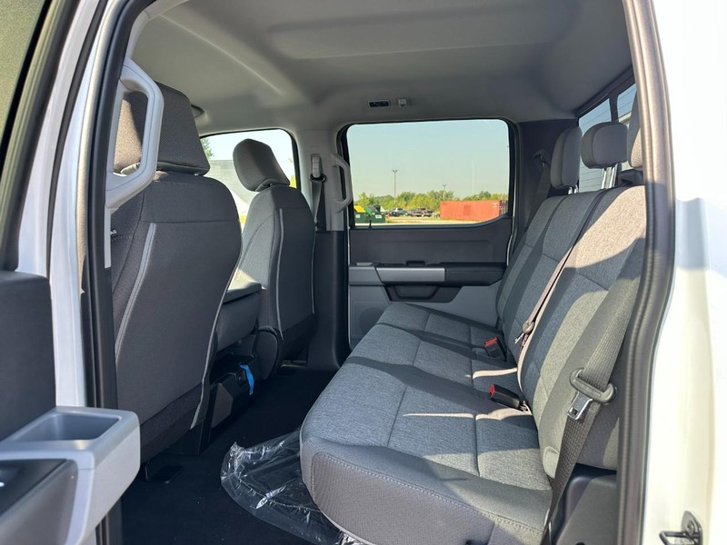 Ford Super Duty F-250 SRW Vehicle Full-screen Gallery Image 4