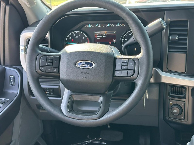 Ford Super Duty F-250 SRW Vehicle Full-screen Gallery Image 6