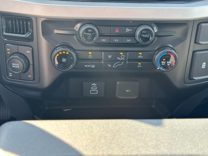 Ford Super Duty F-250 SRW Vehicle Full-screen Gallery Image 8