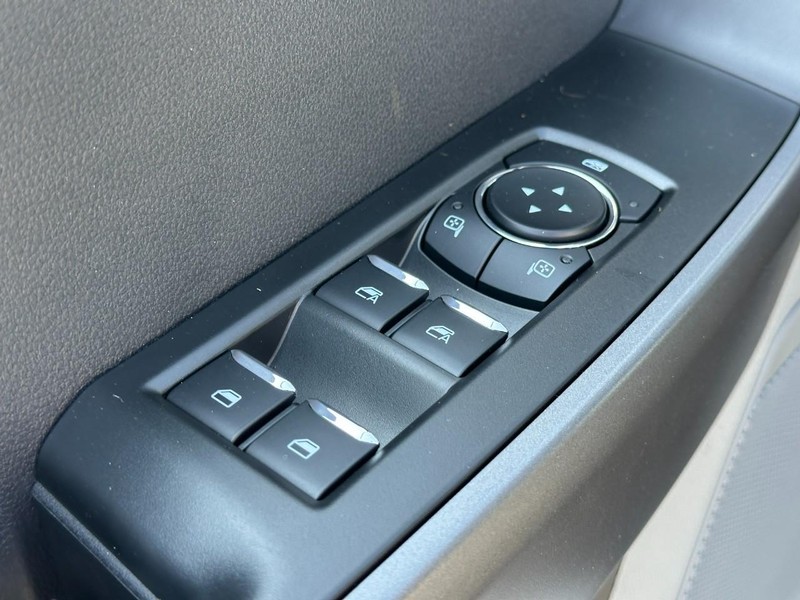 Ford Super Duty F-250 SRW Vehicle Full-screen Gallery Image 9