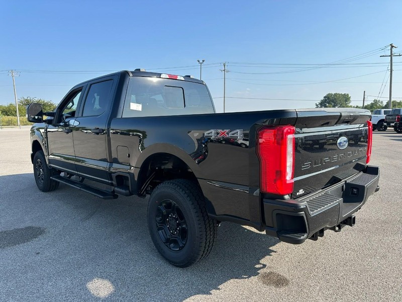 Ford Super Duty F-250 SRW Vehicle Full-screen Gallery Image 3