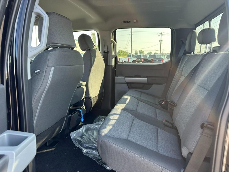 Ford Super Duty F-250 SRW Vehicle Full-screen Gallery Image 4