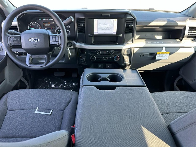 Ford Super Duty F-250 SRW Vehicle Full-screen Gallery Image 5