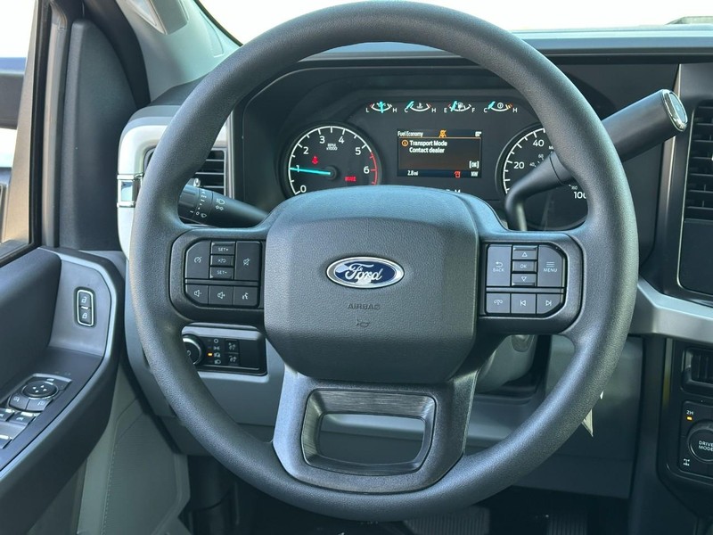 Ford Super Duty F-250 SRW Vehicle Full-screen Gallery Image 6