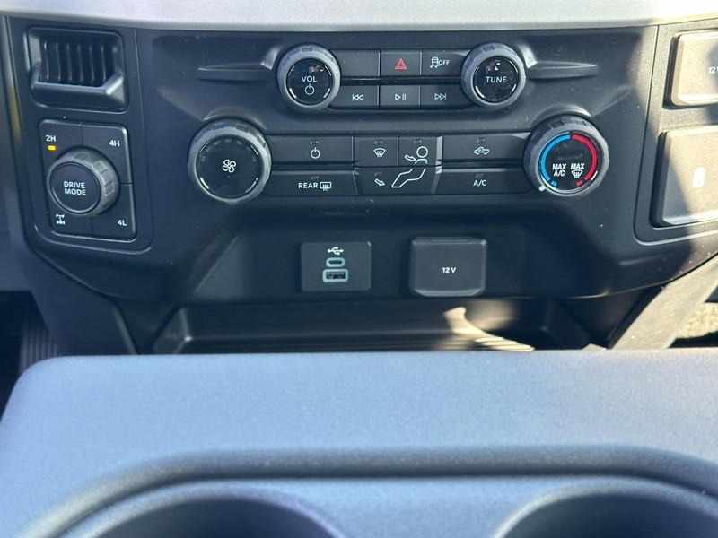 Ford Super Duty F-250 SRW Vehicle Full-screen Gallery Image 7