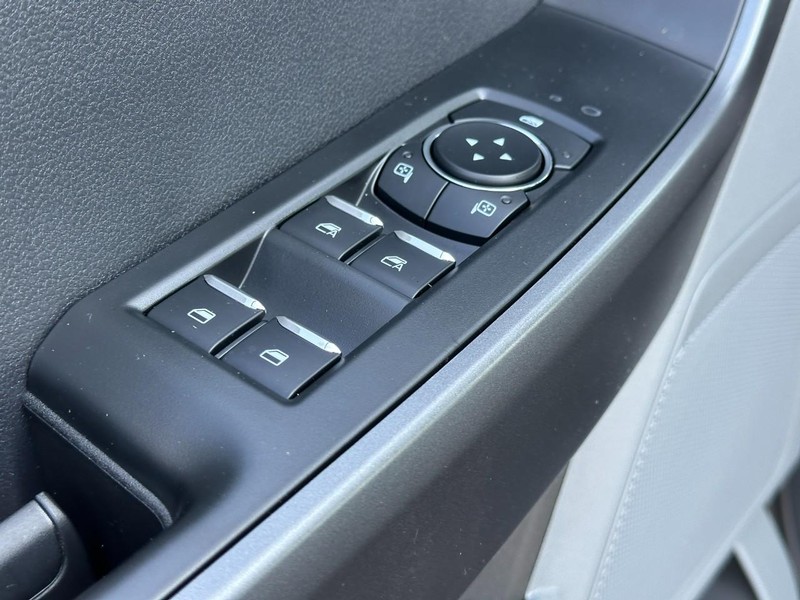 Ford Super Duty F-250 SRW Vehicle Full-screen Gallery Image 9