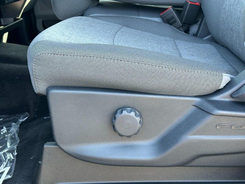 Ford Super Duty F-250 SRW Vehicle Full-screen Gallery Image 10