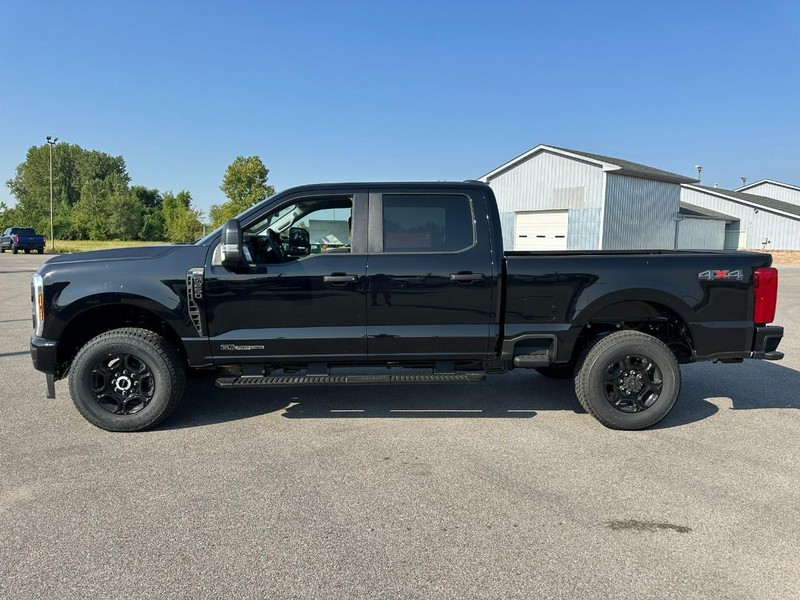 Ford Super Duty F-250 SRW Vehicle Full-screen Gallery Image 2