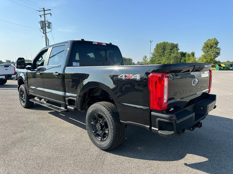 Ford Super Duty F-250 SRW Vehicle Full-screen Gallery Image 3