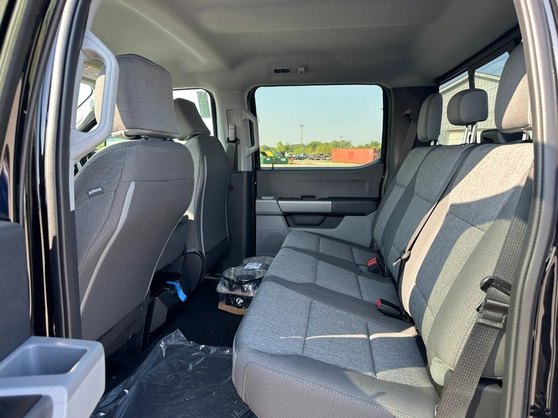 Ford Super Duty F-250 SRW Vehicle Full-screen Gallery Image 4