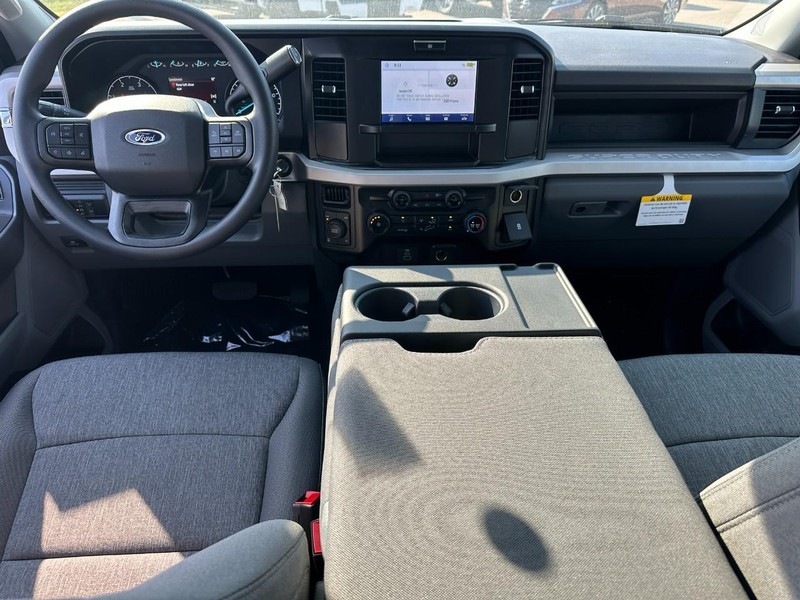 Ford Super Duty F-250 SRW Vehicle Full-screen Gallery Image 5