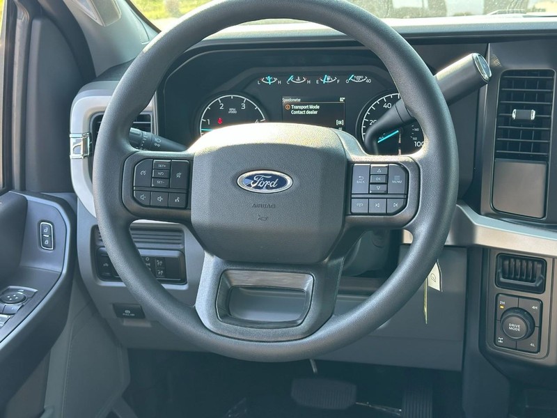 Ford Super Duty F-250 SRW Vehicle Full-screen Gallery Image 6