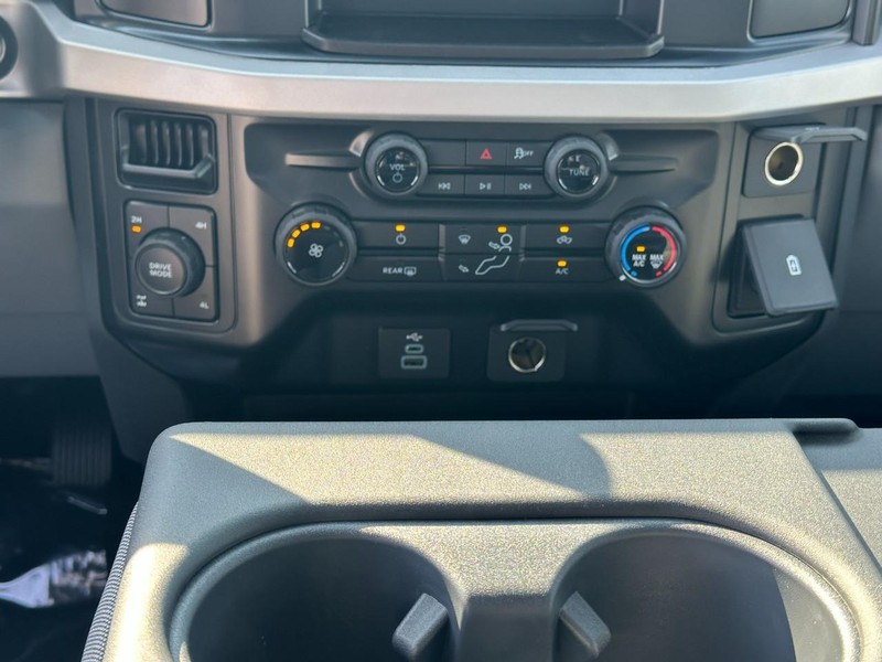 Ford Super Duty F-250 SRW Vehicle Full-screen Gallery Image 8