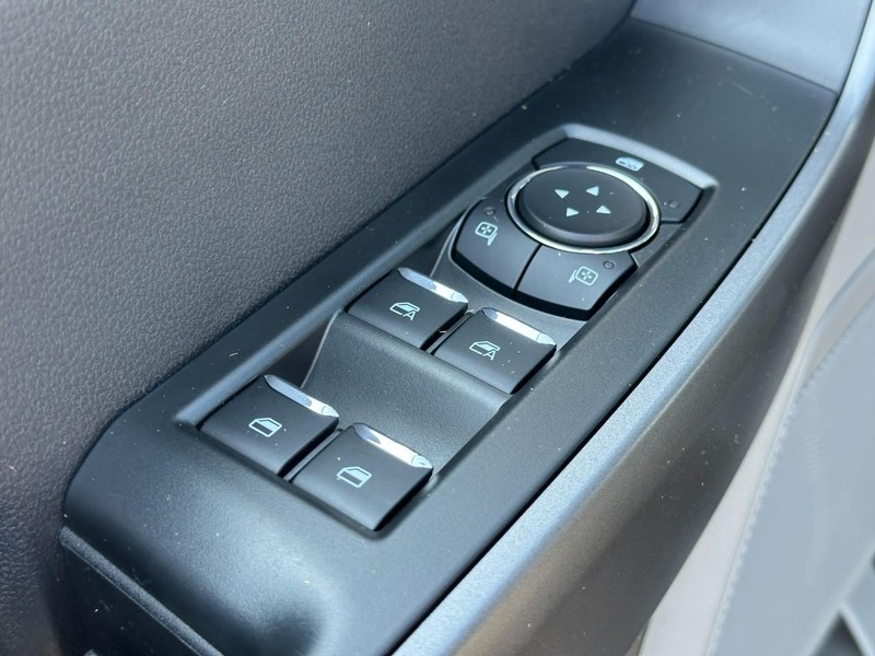 Ford Super Duty F-250 SRW Vehicle Full-screen Gallery Image 9