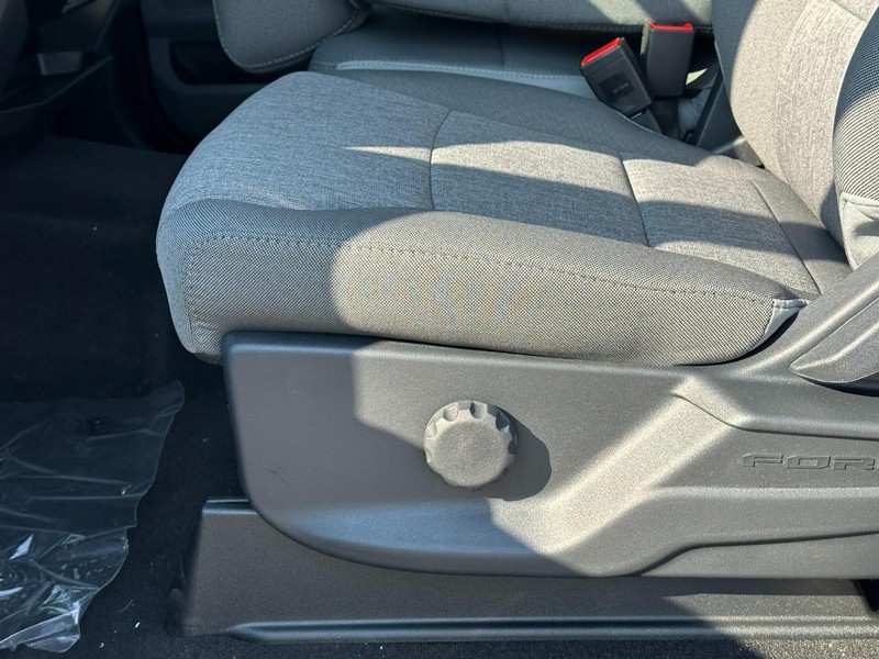 Ford Super Duty F-250 SRW Vehicle Full-screen Gallery Image 10