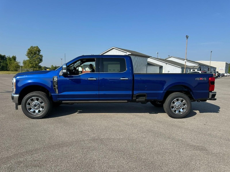 Ford Super Duty F-350 SRW Vehicle Full-screen Gallery Image 2