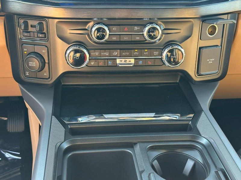 Ford Super Duty F-350 SRW Vehicle Full-screen Gallery Image 8