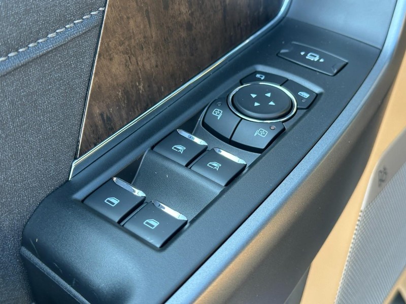 Ford Super Duty F-350 SRW Vehicle Full-screen Gallery Image 9