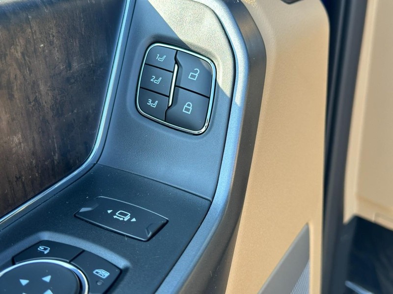 Ford Super Duty F-350 SRW Vehicle Full-screen Gallery Image 10