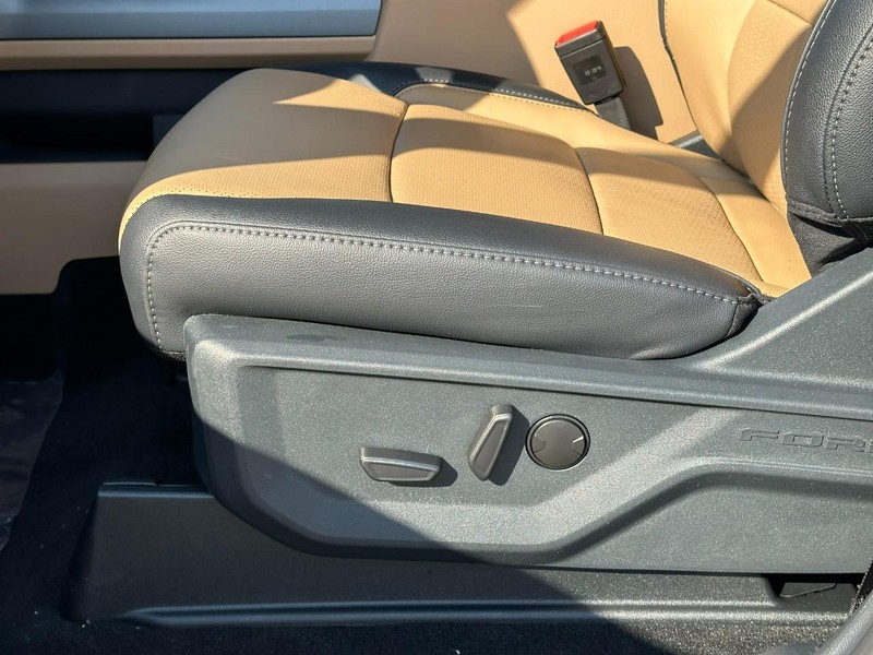 Ford Super Duty F-350 SRW Vehicle Full-screen Gallery Image 11