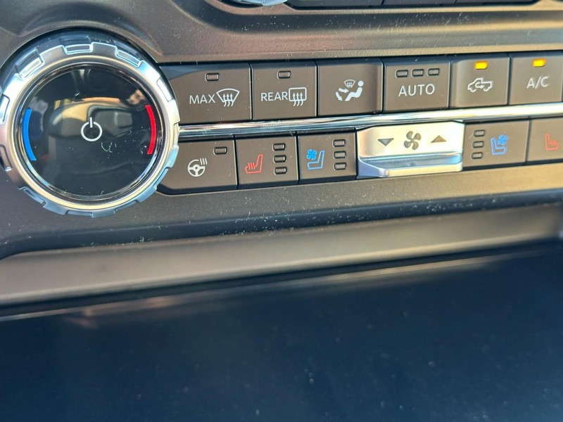 Ford Super Duty F-350 SRW Vehicle Full-screen Gallery Image 12