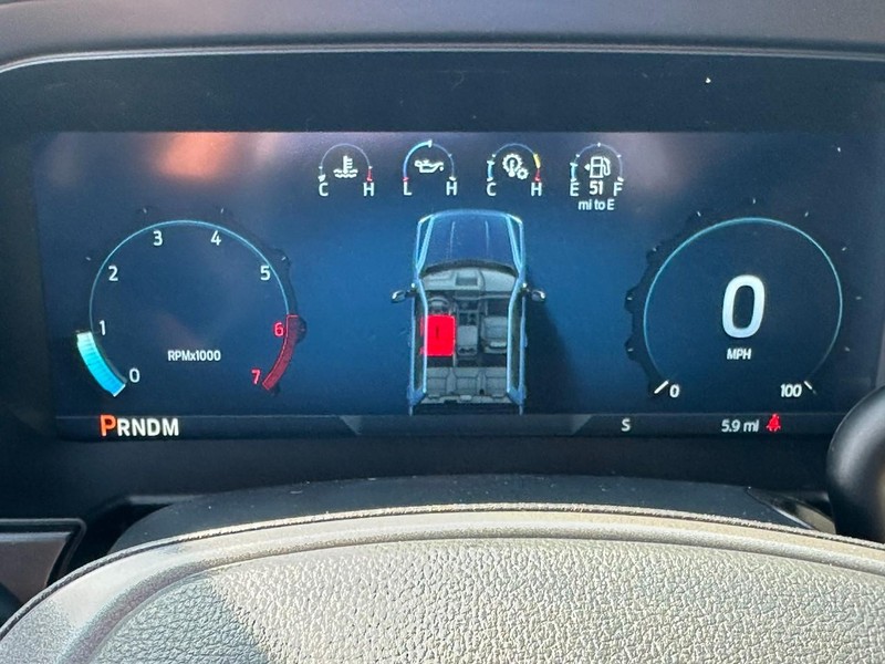 Ford Super Duty F-350 SRW Vehicle Full-screen Gallery Image 16