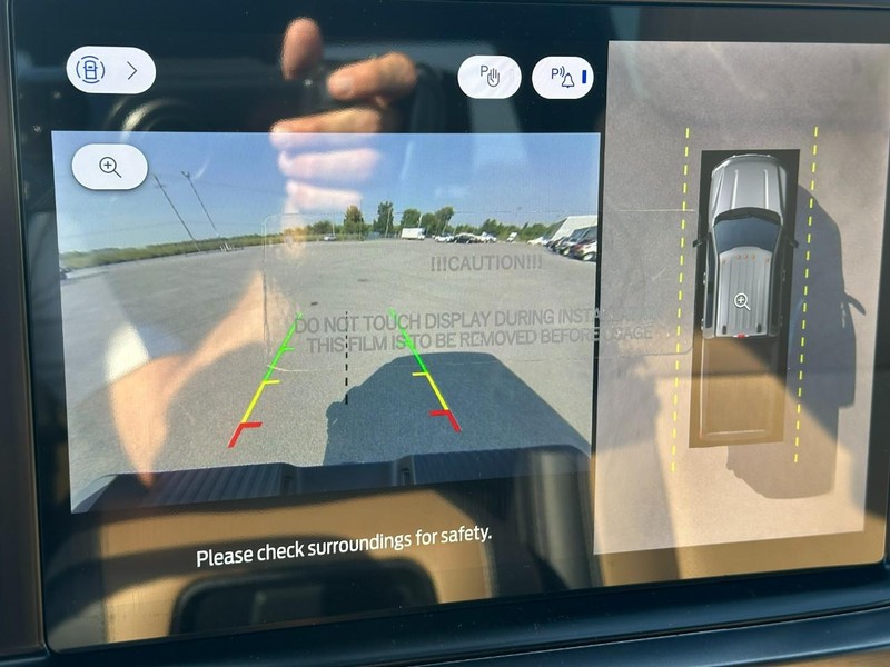 Ford Super Duty F-350 SRW Vehicle Full-screen Gallery Image 17