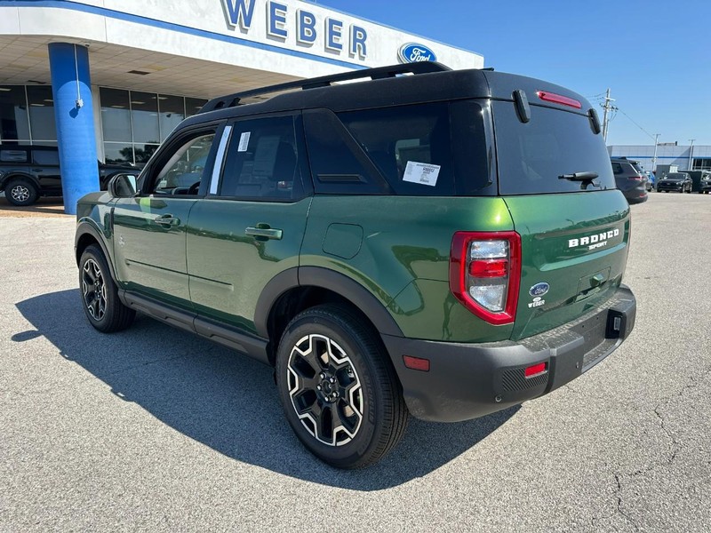 Ford Bronco Sport Vehicle Full-screen Gallery Image 3