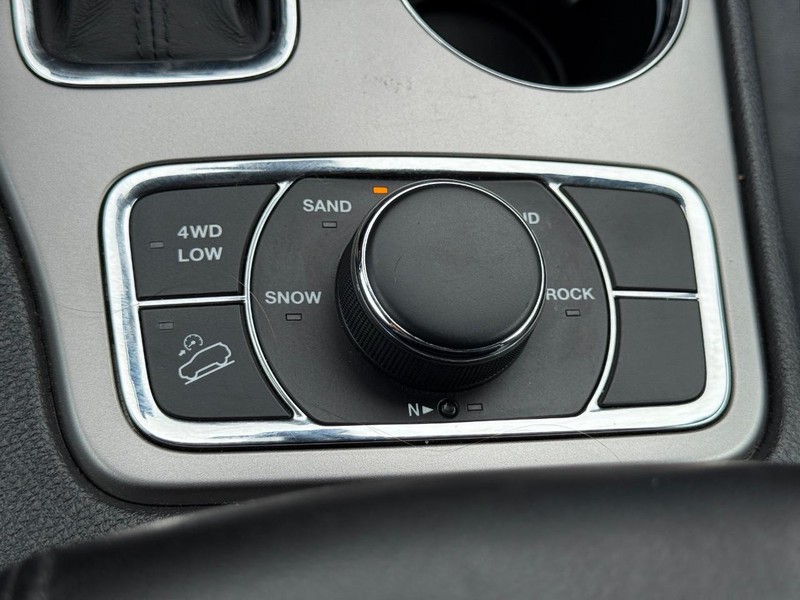 Jeep Grand Cherokee Vehicle Full-screen Gallery Image 21